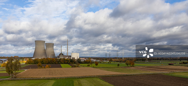 有两个巨大冷却塔的核电站和阴天图片素材