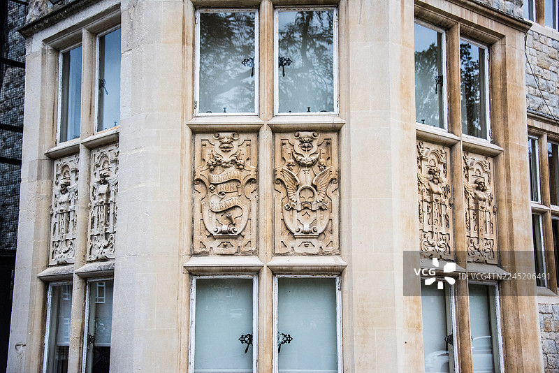 装饰性海湾和纹章镶板，金斯伍德住宅（“博夫里尔城堡”）图片素材
