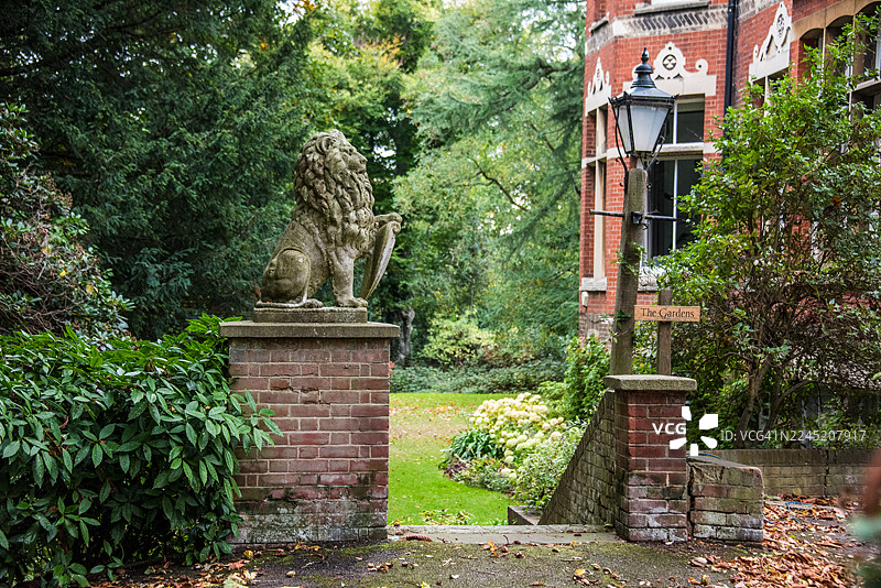 砖砌门楼，饰有石狮，位于西德纳姆山图片素材