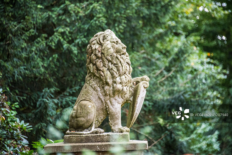 石狮子在门柱上图片素材