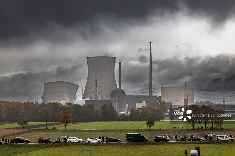 对德国根德明根核电站两座160米高的冷却塔进行爆破拆除图片素材