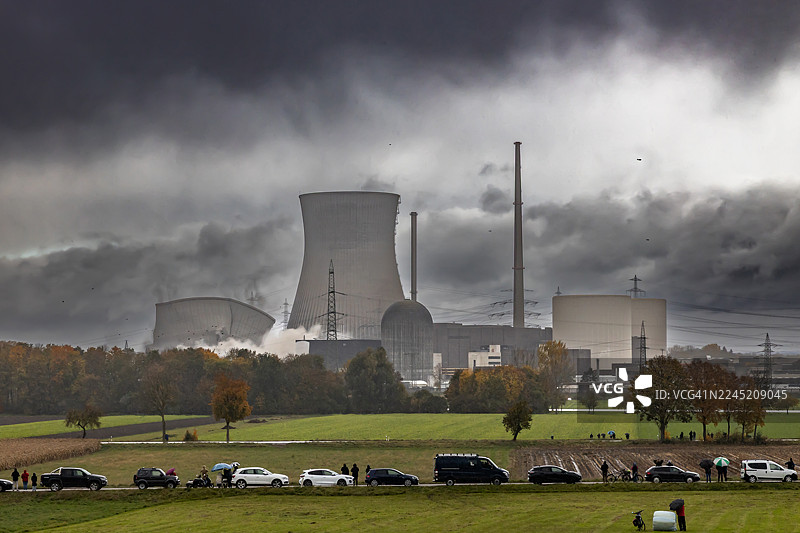 对核电站 Gundremmingen 两座 160 米高的冷却塔进行爆破拆除图片素材