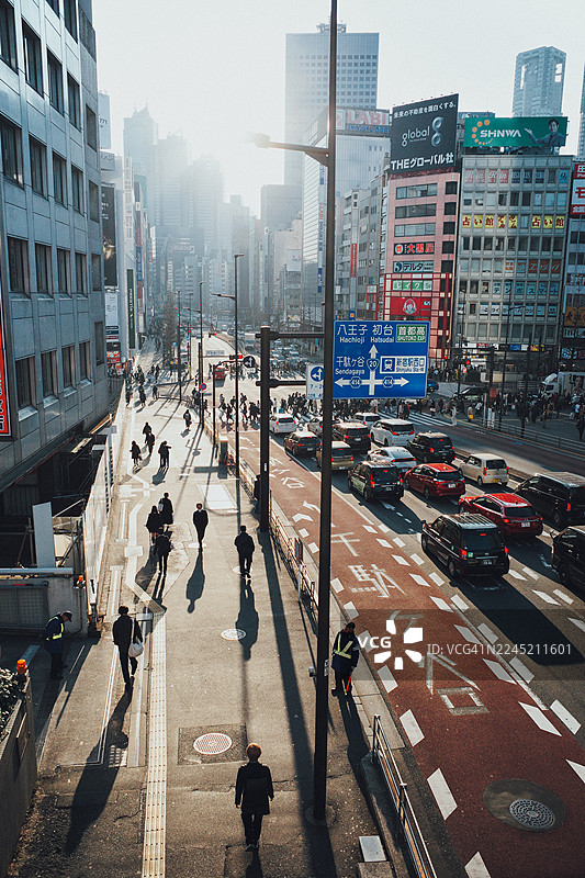 东京新宿繁忙街道的俯瞰视角图片素材