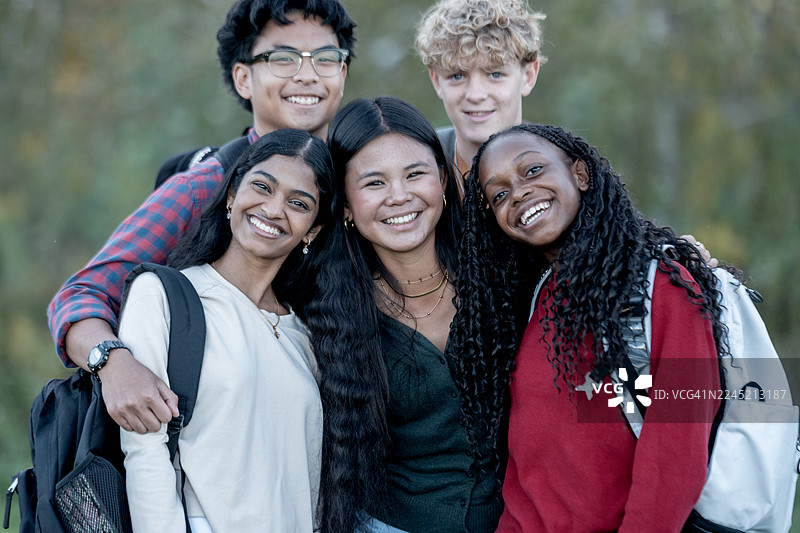 秋日里，一群多元化的朋友们在户外的休闲肖像照中开心地聚在一起图片素材