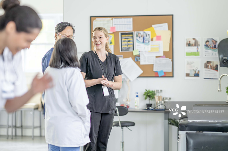 多元化的医疗团队在诊所开会，友好的医护人员正在讨论病人护理图片素材