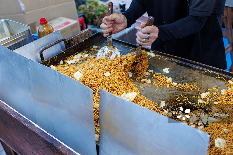 一家售卖附近伊东特产炒面（Yakisoba）的食品摊。日本海边小镇的夏日祭。图片素材