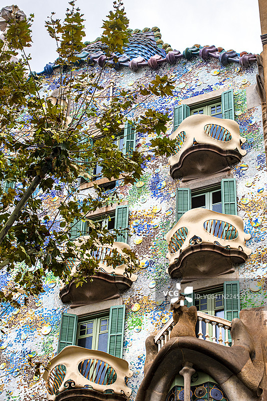 巴特罗之家。建筑师安东尼·高迪设计的建筑。外部景观，窗户和阳台。巴特罗之家。西班牙，加泰罗尼亚，巴塞罗那。图片素材