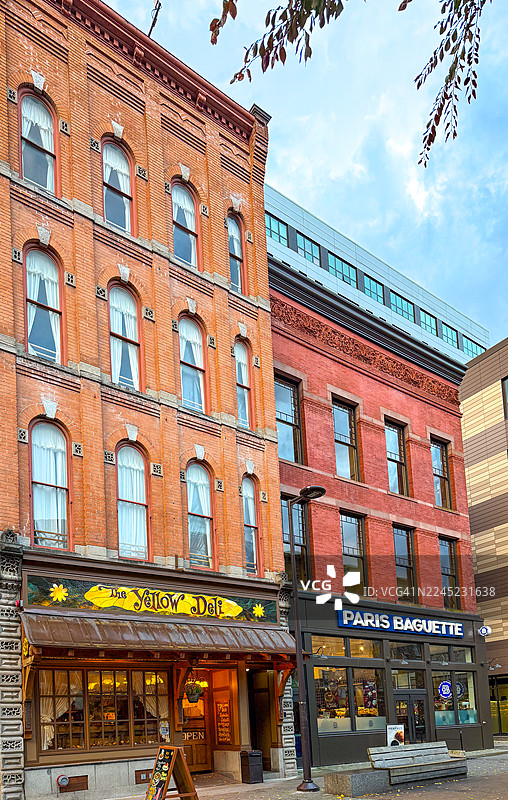 伊萨卡市中心的红砖和橙砖建筑图片素材