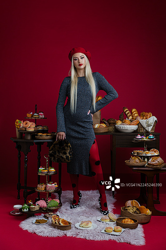 时尚女子被各种精致甜点环绕图片素材