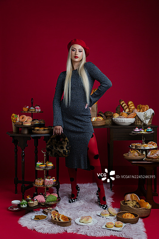 时尚女性被美食甜点包围图片素材