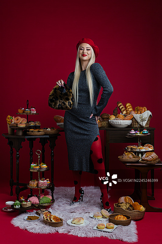 时尚女性被美食甜点包围图片素材