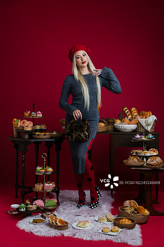 时尚女性被精致甜点环绕图片素材