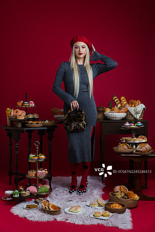 时尚女性被美食甜点包围图片素材