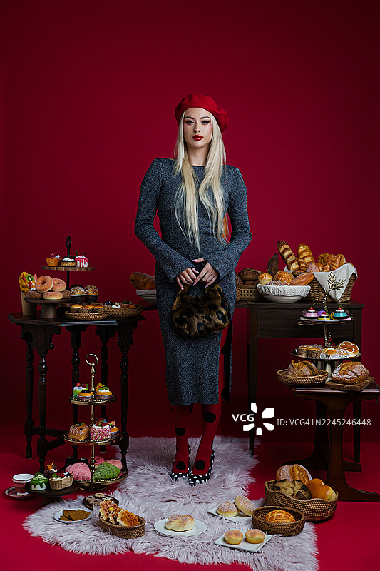 时尚女性被美食甜点环绕图片素材
