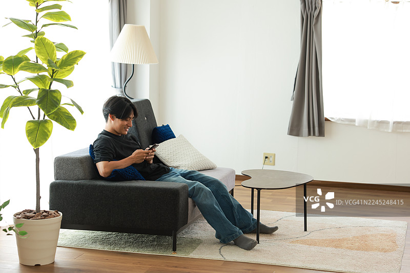 年轻男子使用手机图片素材