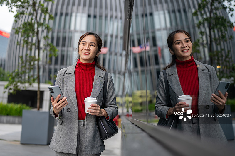 城市晚高峰前的宁静时刻图片素材