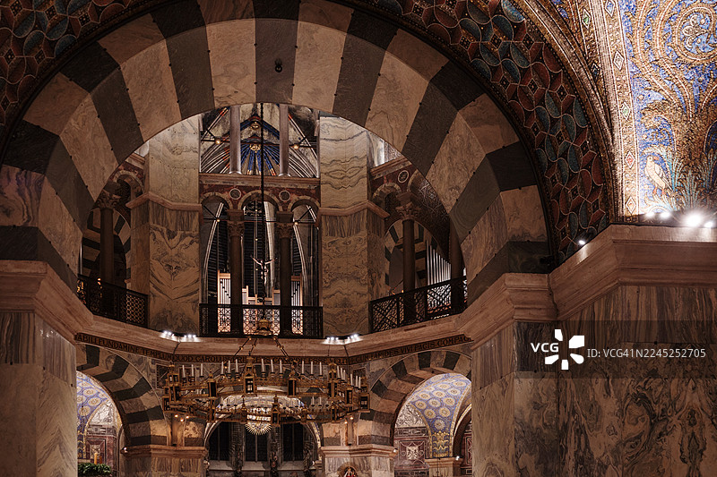 亚琛大教堂帕拉丁礼拜堂华丽的大理石和金色马赛克内部装饰图片素材