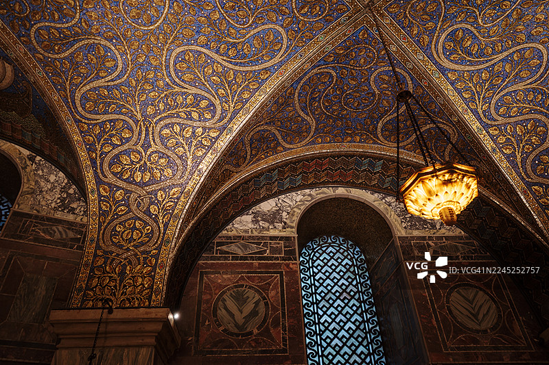 亚琛大教堂帕拉丁礼拜堂华丽的大理石和金色马赛克内部装饰图片素材