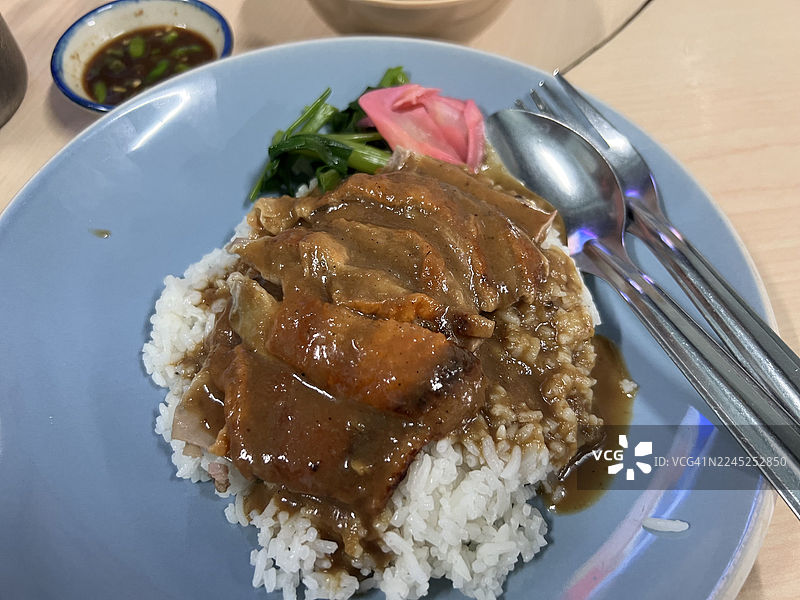 烤鸭盖饭。图片素材