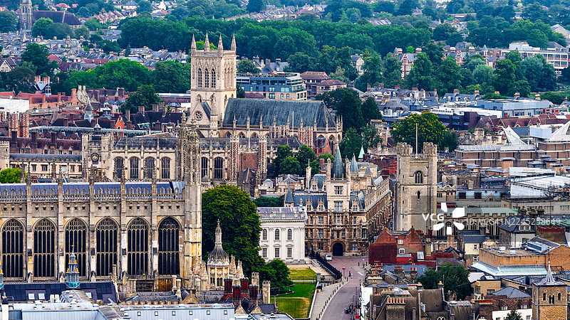 剑桥市鸟瞰图，包含国王学院礼拜堂和历史悠久的大学建筑，标志性的哥特式建筑和中世纪庭院环绕在屋顶之间，展现英国的学术传承与文化旅游。图片素材