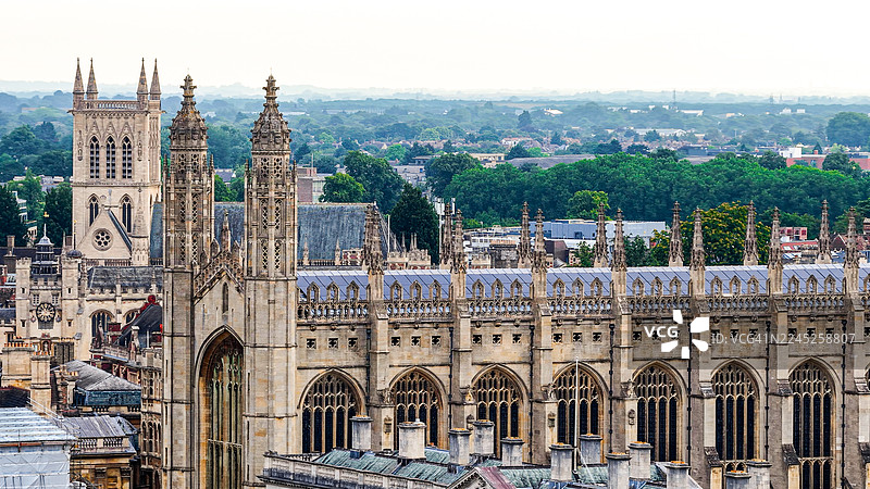 剑桥国王学院礼拜堂和圣约翰学院的鸟瞰图，哥特式尖塔和历史悠久的大学建筑环绕着庭院和绿地，英格兰的学术遗产和文化旅游图片素材