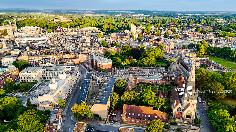 日落时剑桥市的鸟瞰图，包括历史悠久的大学学院和庭院，展现了英国传统哥特式教堂和绿色景观的建筑风格，这里是学术传承和旅游目的地。图片素材