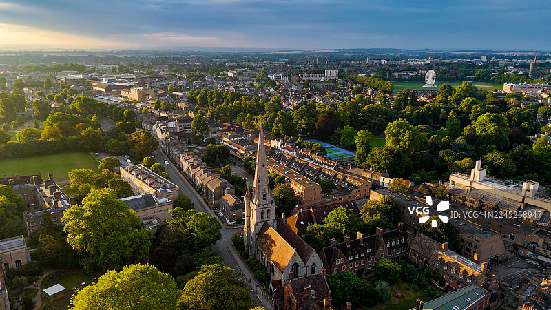 日落时分的剑桥市鸟瞰图，有历史悠久的教堂和大学建筑、哥特式尖塔和学术地标，周围环绕着绿色景观，是英格兰的文化遗产和旅游目的地。图片素材