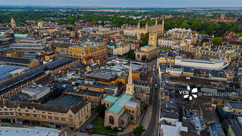 日落时分剑桥市的鸟瞰图，展示了历史悠久的大学学院和庭院，具有哥特式教堂和绿色景观的传统英式建筑，学术遗产和旅游目的地图片素材