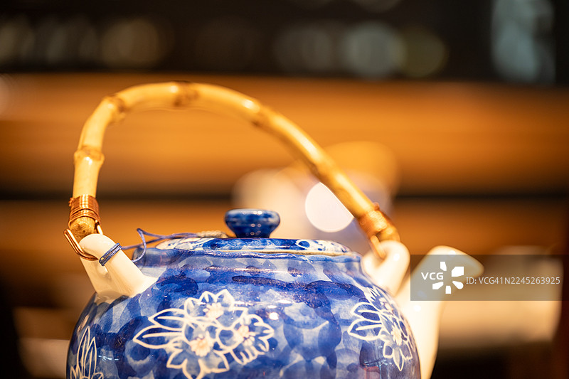 中国蓝白瓷茶壶图片素材