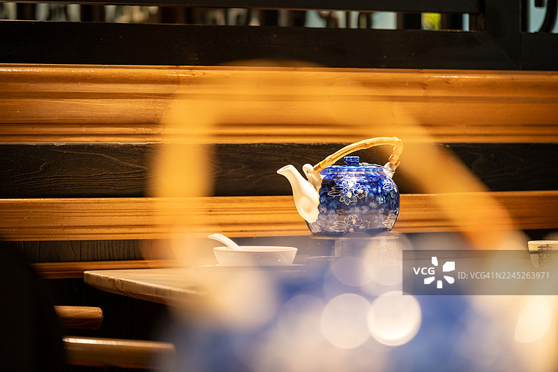 中国青花瓷茶壶图片素材