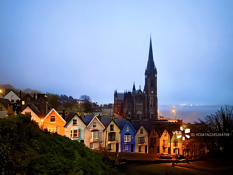 纸牌屋和圣科尔曼大教堂，科夫，科克郡，爱尔兰图片素材