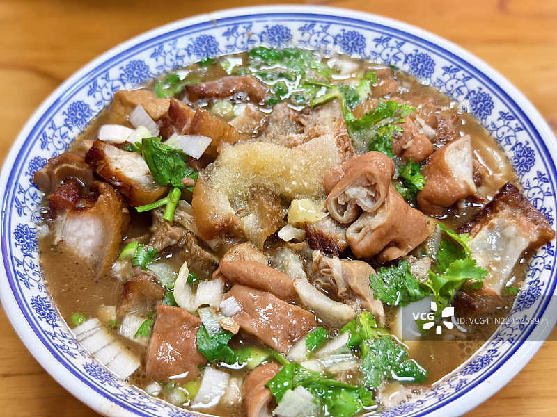 卤煮火烧配面包图片素材