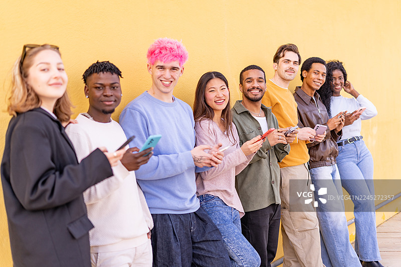 朋友们在使用智能手机图片素材