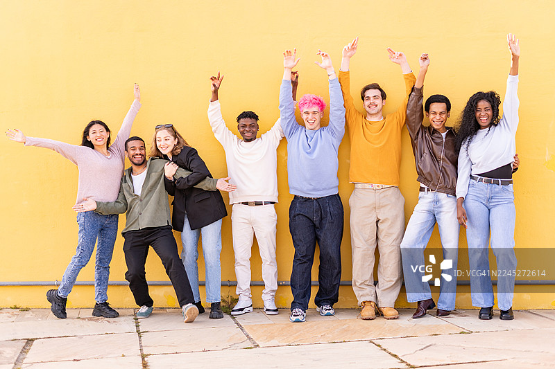 一群快乐开朗的朋友在户外图片素材