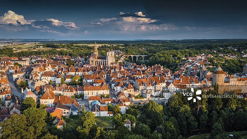 法国勃艮第历史名镇塞纳河畔塞默尔的航拍图片素材