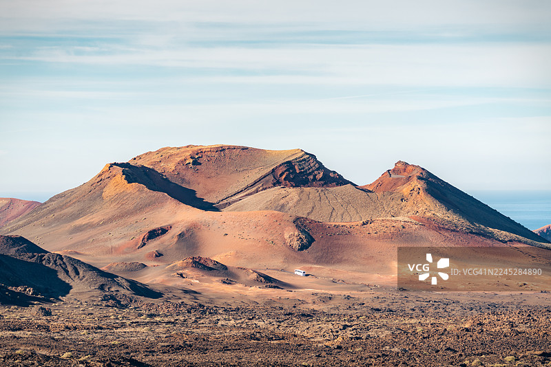 巴士载着游客穿越蒂曼法亚的火山景观图片素材