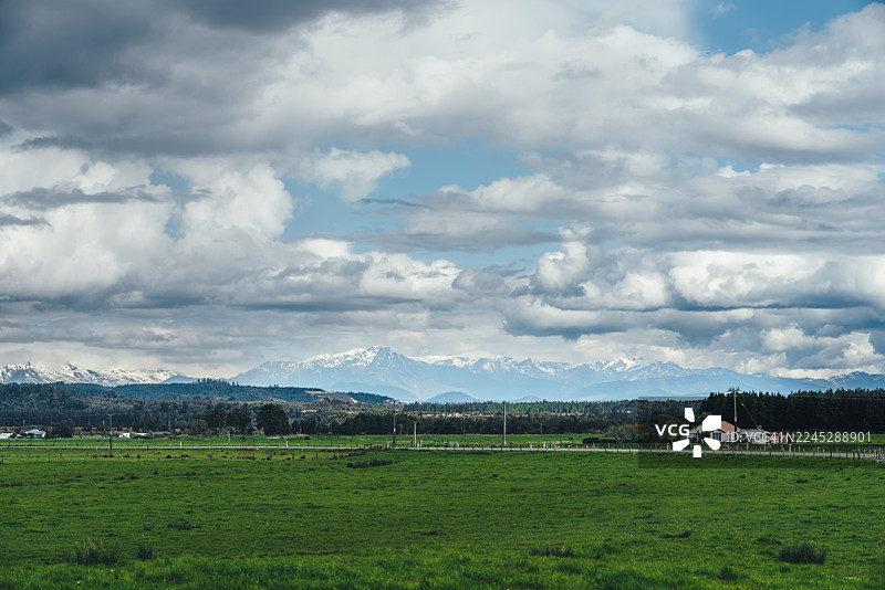 新西兰西海岸格雷茅斯，白雪皑皑的山峦乡村风光图片素材
