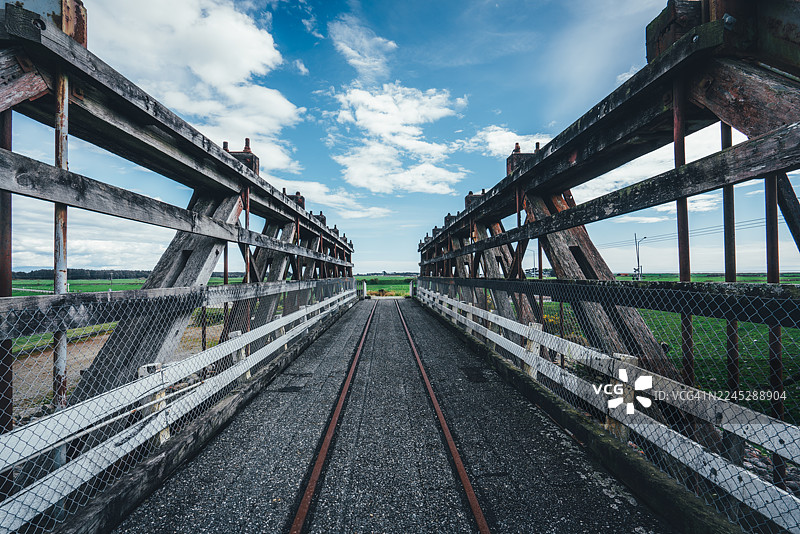 新西兰西海岸格雷茅斯的老木桥与火车轨道图片素材
