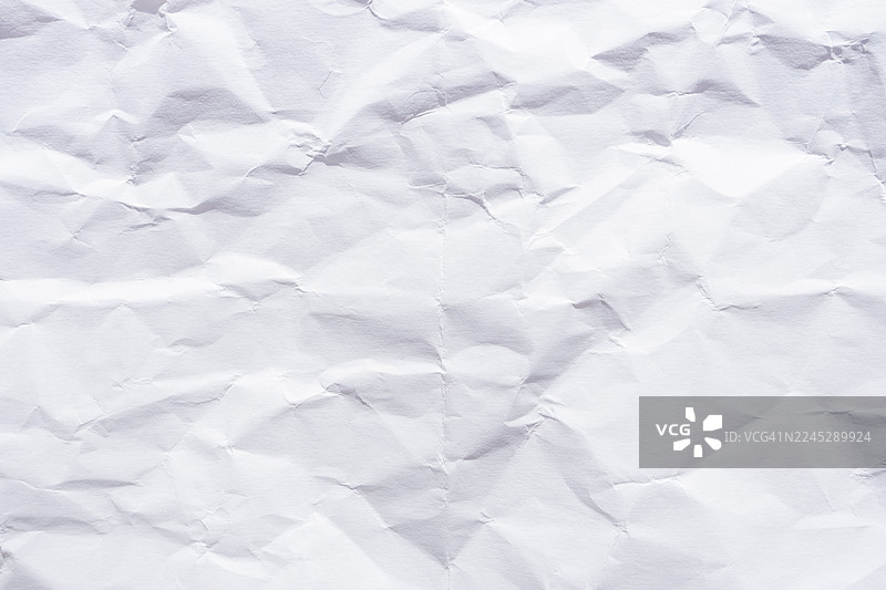 从一张白纸开始。从零开始。为新的创意想法留出空间。揉皱的白纸纹理。创新的商业想法。纸张纹理背景。纹理纸。空白纸。图片素材