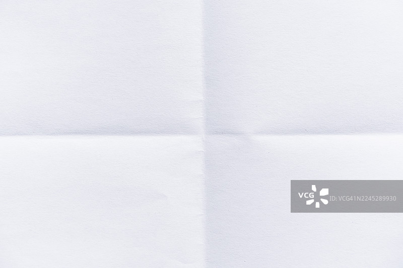 从一张白纸开始。从零开始。为新的创意想法留出空间。揉皱白纸的纹理。创新的商业想法。纸张纹理背景。纹理纸。空白纸张。双折叠，四个元素。图片素材