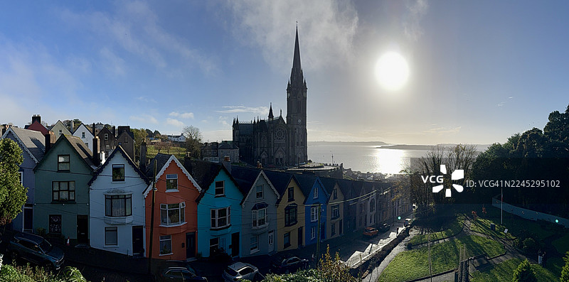 纸牌屋和科夫圣科尔曼大教堂，科克郡，爱尔兰图片素材