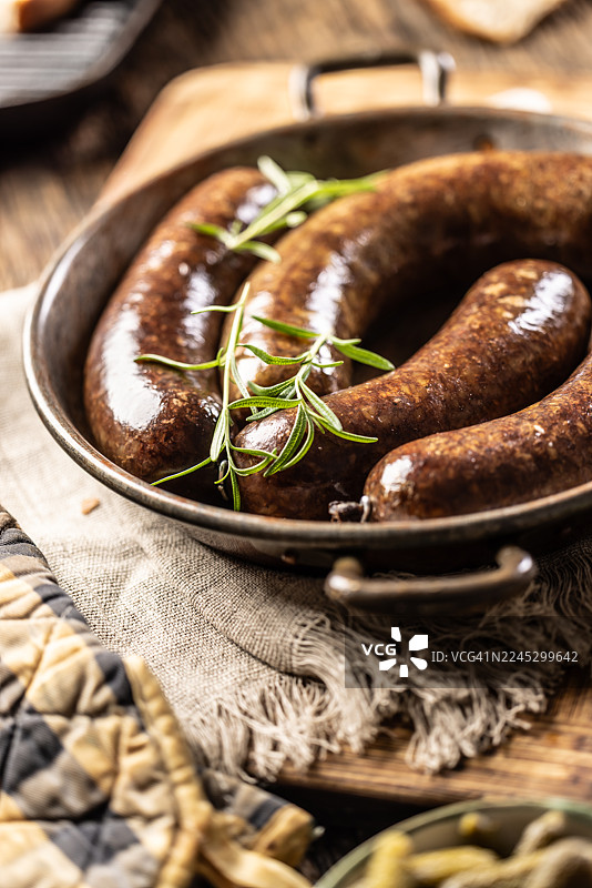 锅里烤香肠配面包和香草。传统欧洲食物，如布拉特香肠、捷克香肠或猪肠。图片素材