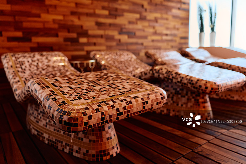 马赛克瓷砖躺椅的温泉放松区图片素材