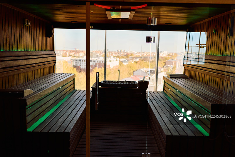 现代桑拿房内景，配有城市景观和氛围照明图片素材