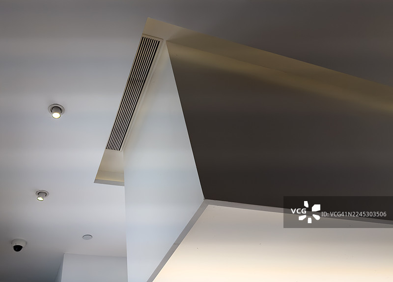 现代吊顶设计，集成照明与通风系统图片素材