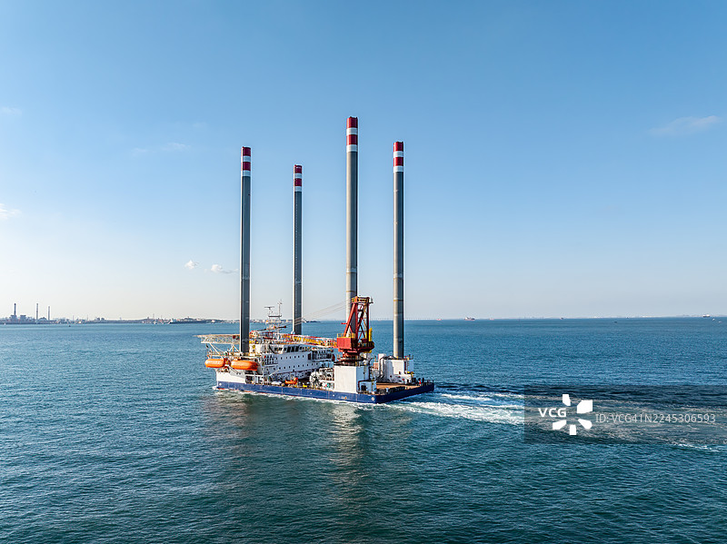 无人机视角拍摄海上供应船在海上航行图片素材