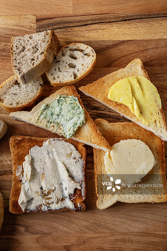 自制黄油配吐司。黄油什锦。风味黄油。香草黄油配面包。图片素材