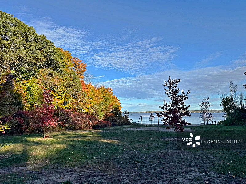 秋季傍晚时分汤姆·麦卡洛公园的绝美景色，安大略省米德兰市图片素材