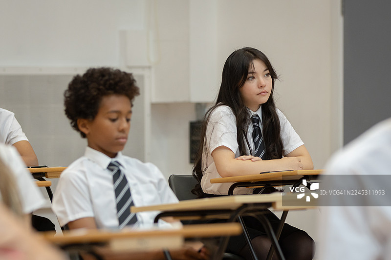 高中生们在大厅里等待考试开始图片素材