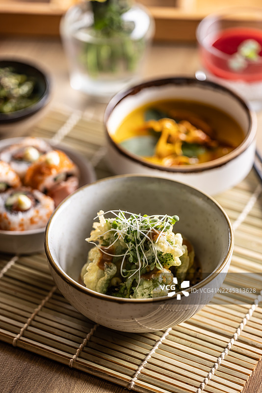 天妇罗炸蔬菜——西兰花、芦笋、蘑菇、红薯和西葫芦图片素材